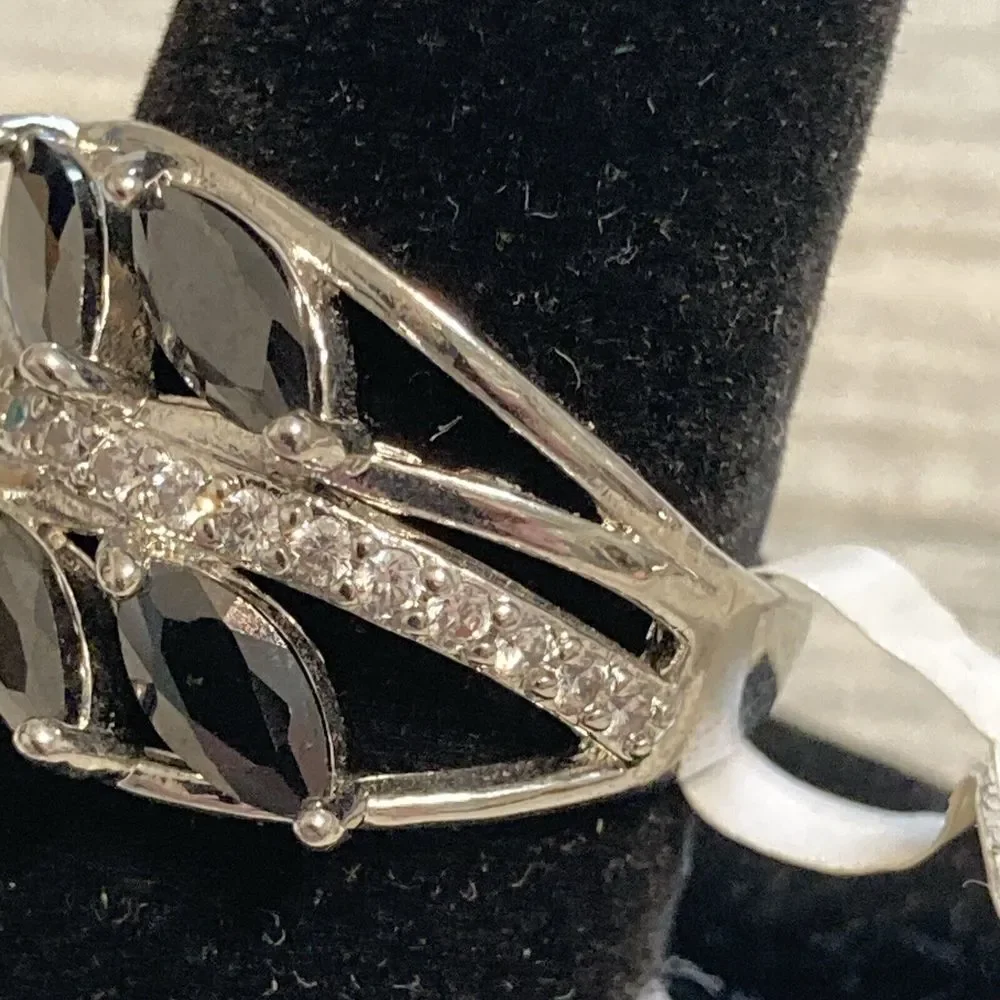 Costume Cocktail Ring size 7.5 Black Stones silver tone ring NWOT clear crystals